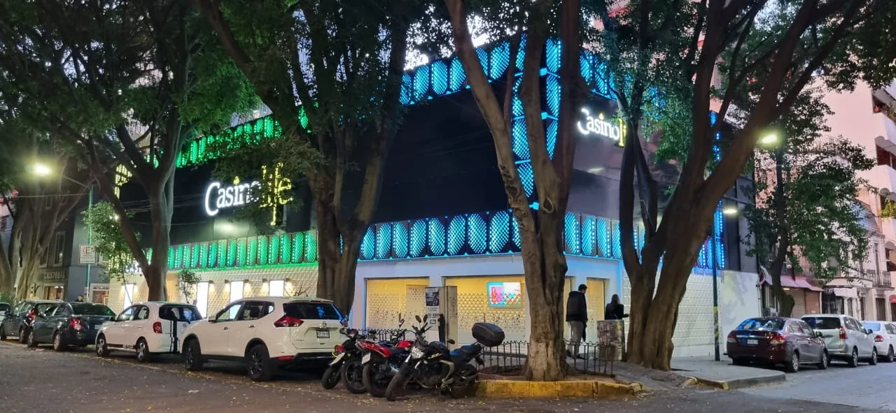Fachada iluminada y acceso de Casino Life Hamburgo, en una fotografía atribuida por CIRSA.